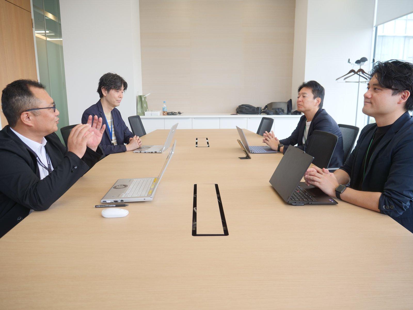 会議室での対談風景