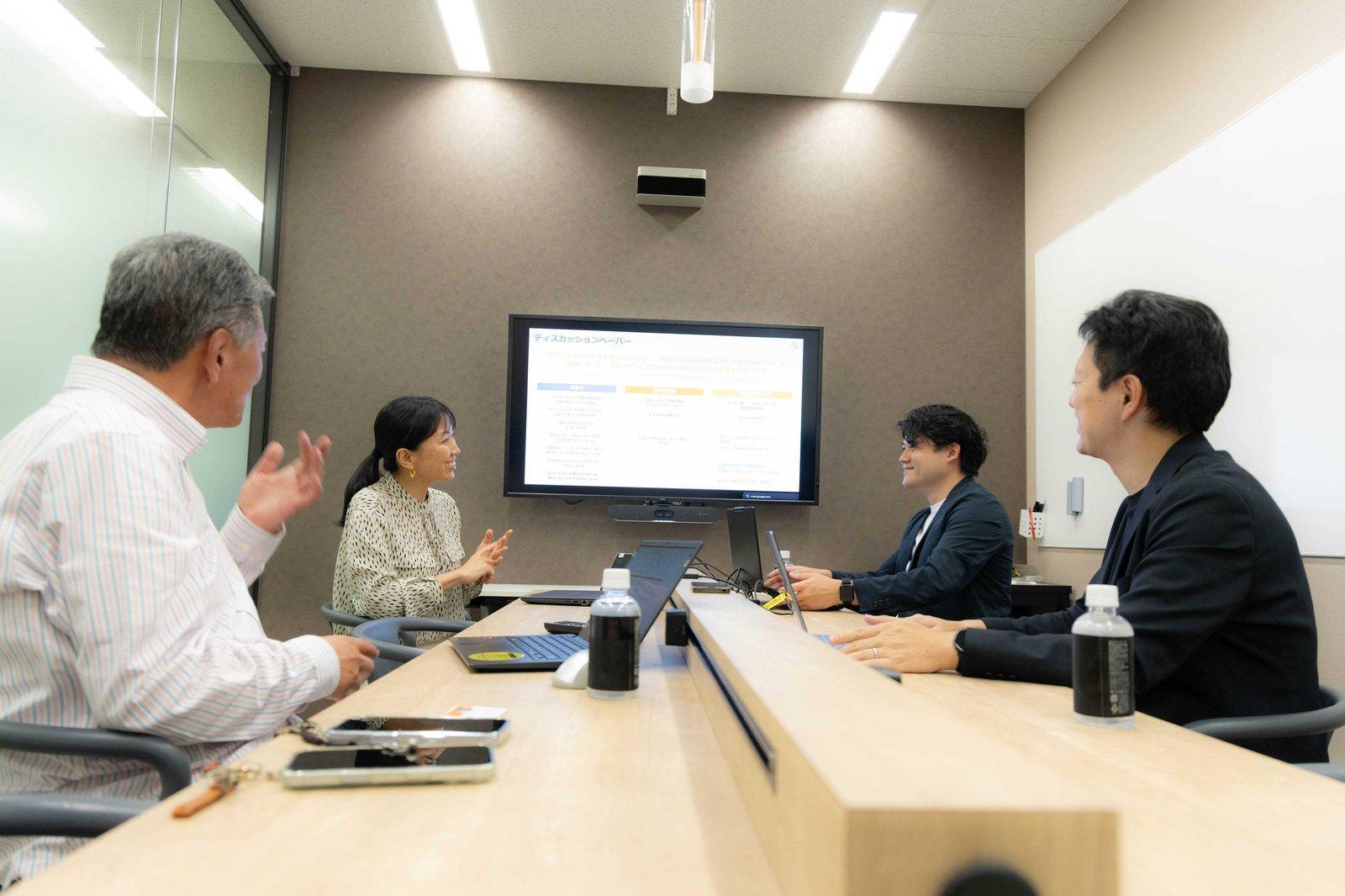 会議室でのインタビュー風景